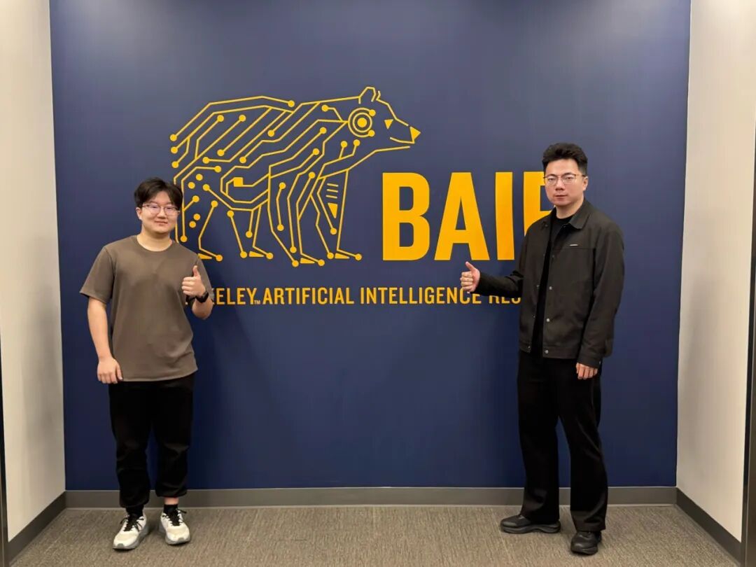 星工聚将总经理李梓正与耿浩然合影